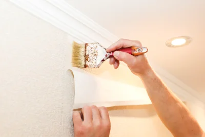 Pose de papier peint à Pin — revêtements muraux et toiles de verre